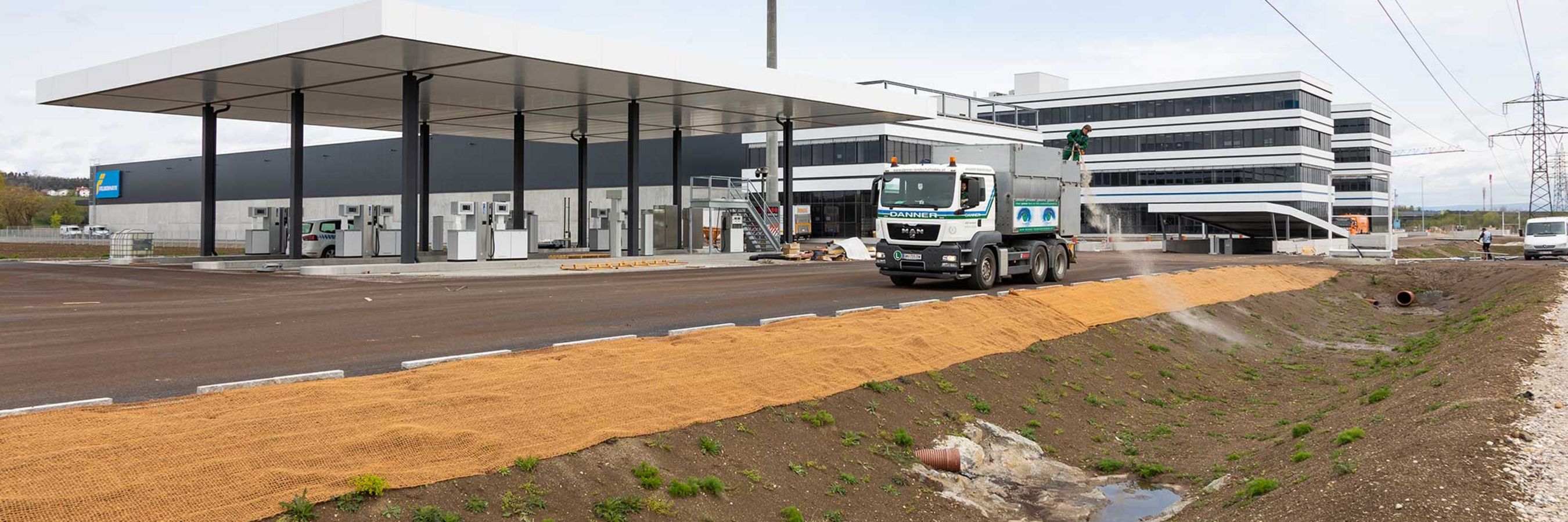 Begrünungsarbeiten vor der Felbermayr Firmenzentrale in Wels.