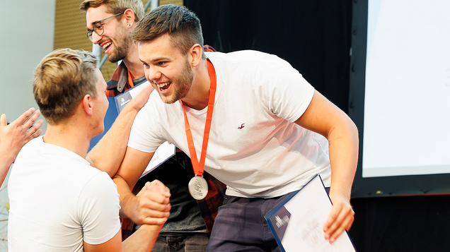 Siegerehrung auf der Bühne: Silber bei den AustrianSkills für Danner Landschaftsbau.