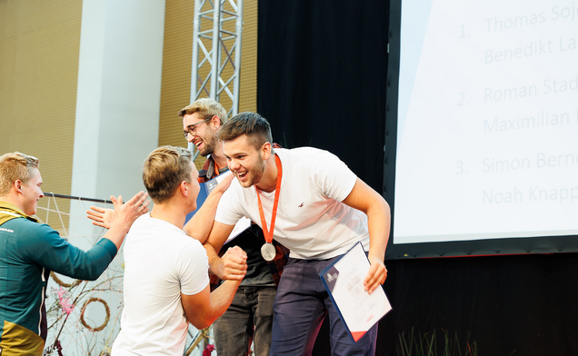 Slide Siegerehrung auf der Bühne: Silber bei den AustrianSkills für Danner Landschaftsbau.