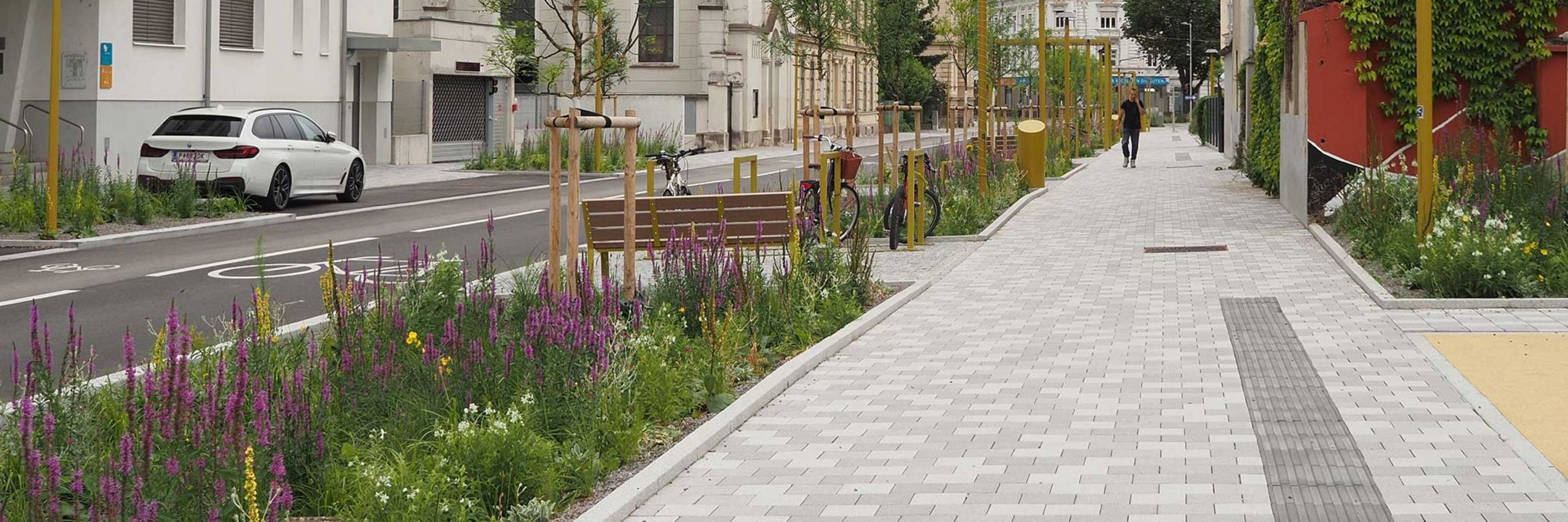 Platzgestaltung im öffentlichen Raum, Steineinfassungen und Bepflanzung