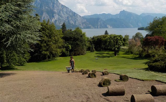Slide Danner-Mitarbeiter beim Verlegen von Fertigrasen