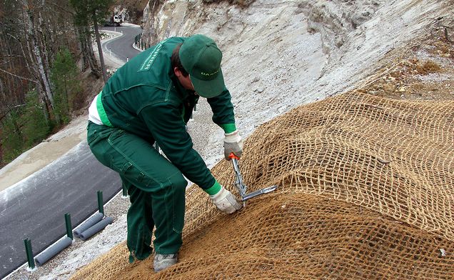 Slide Danner-Mitarbeiter bei der Arbeit