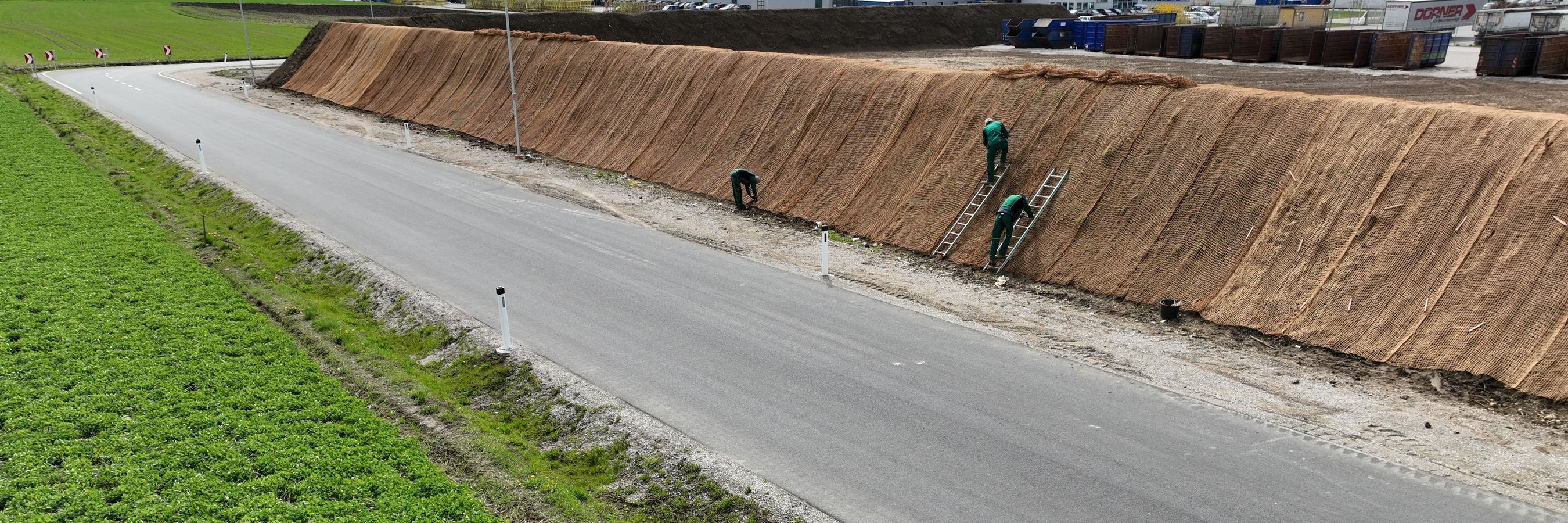 Aufspritzbegrünung wird auf das Kokosgewebe aufgeracht