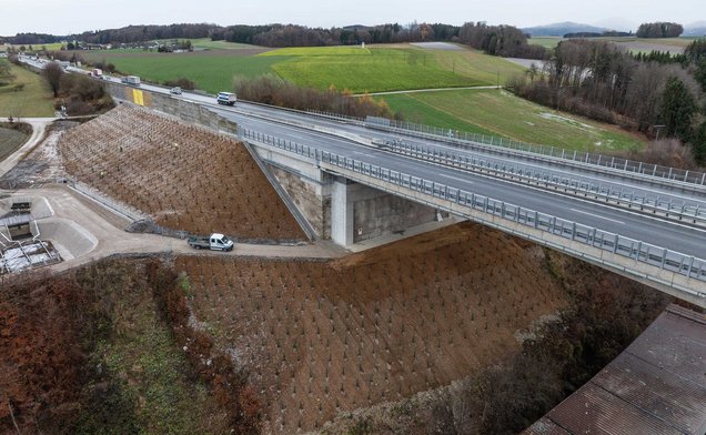 Slide Rekultivierung, Bepflanzung und Böschungssicherung bei der Aurachbrücke durch Danner Landschaftsbau