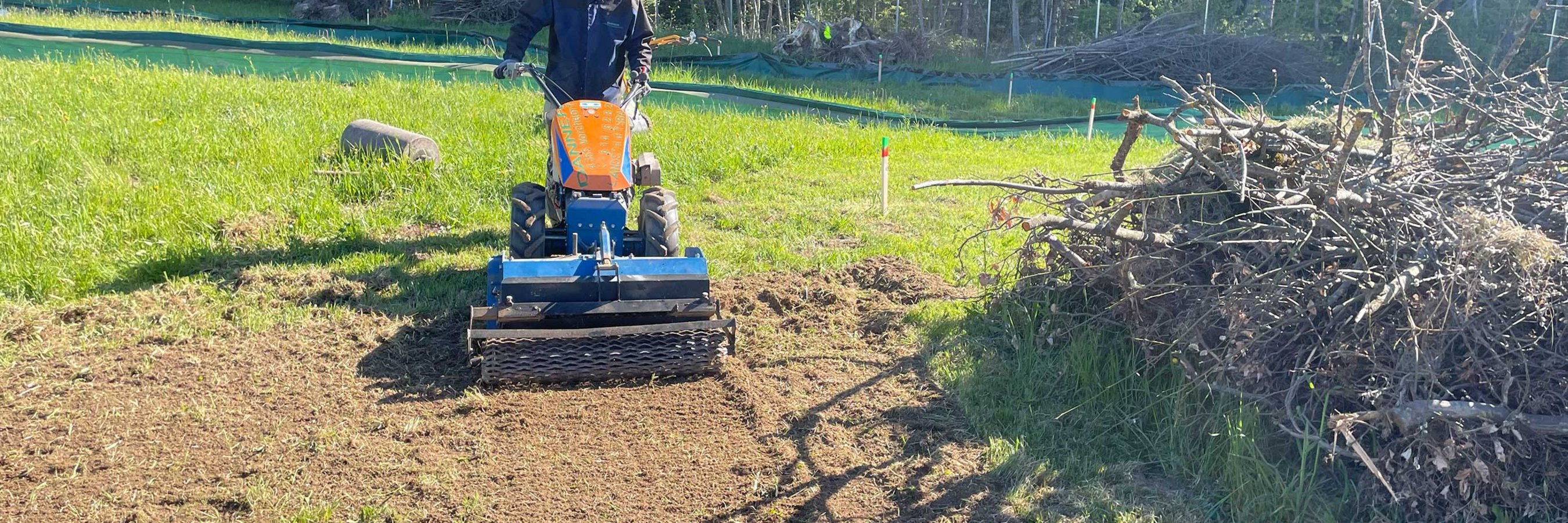 © Danner Landschaftsbau Fräsarbeiten neben Wurzelstockhaufen