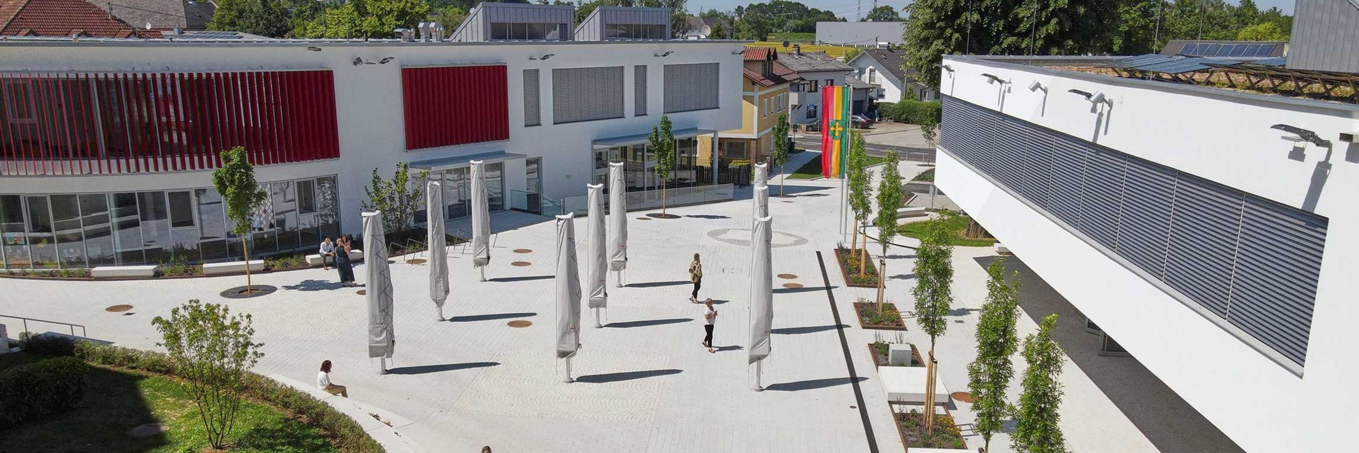 Platzgestaltung durch Danner Gemeindezentrum Sattledt