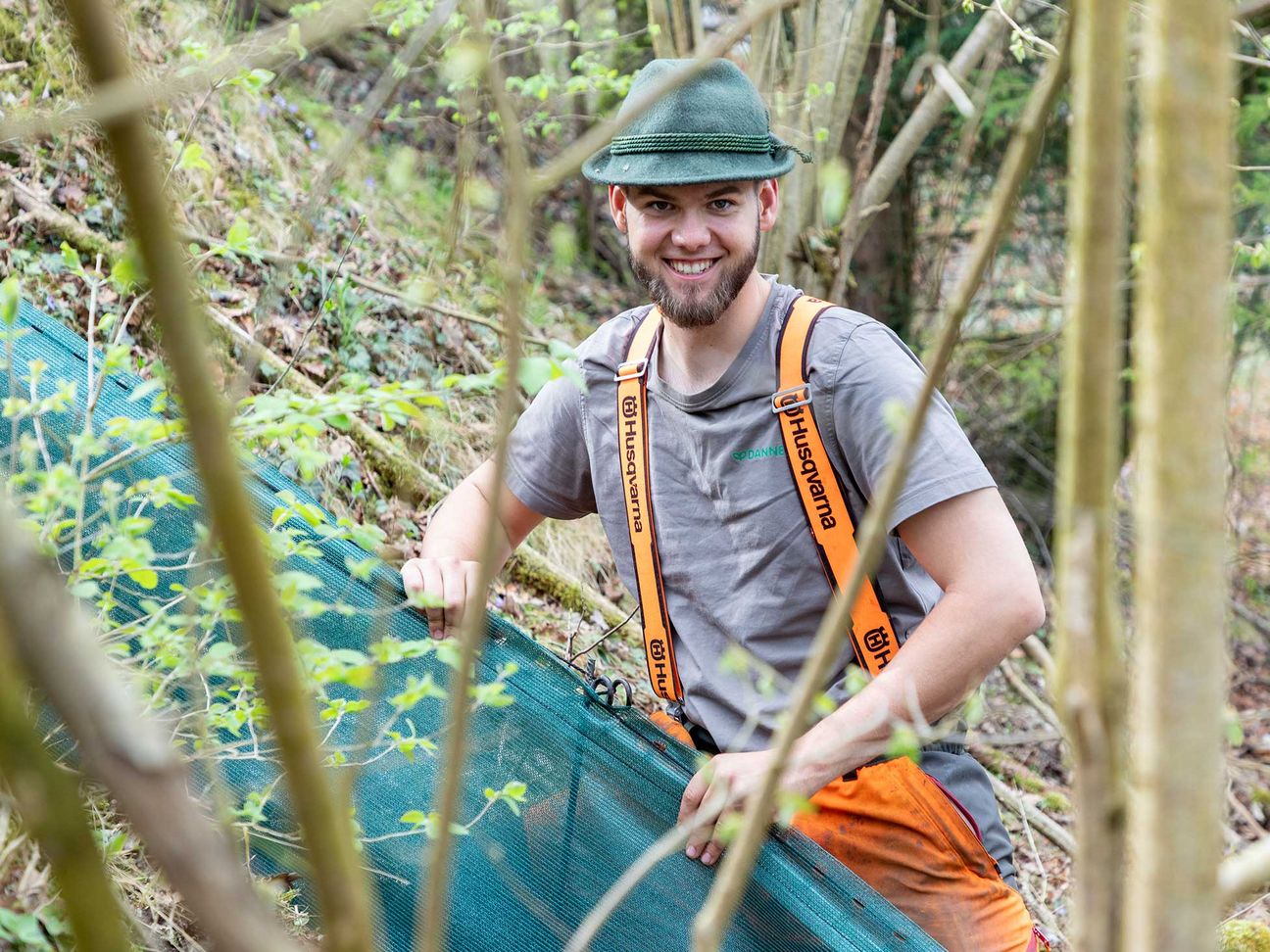 Mitarbeiter von Danner Landschaftsbau beim Errichten des Amphibienschutzzauns