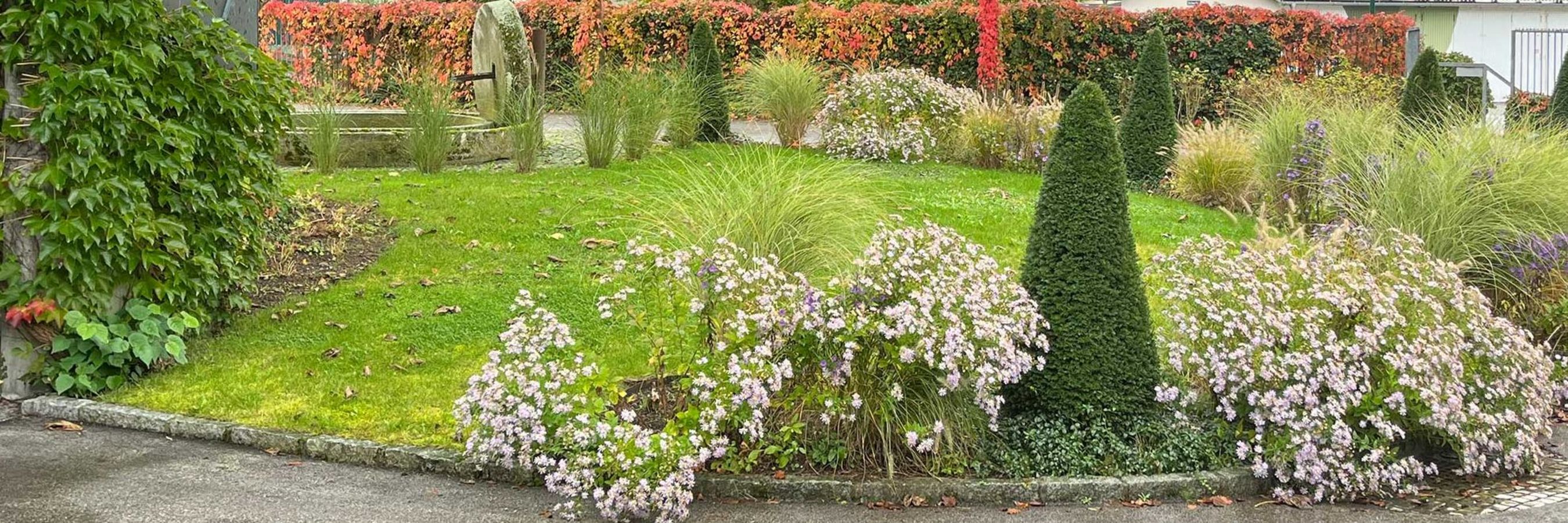 Beet mit Blumen, Sträuchern als Element zur Platzgestaltung