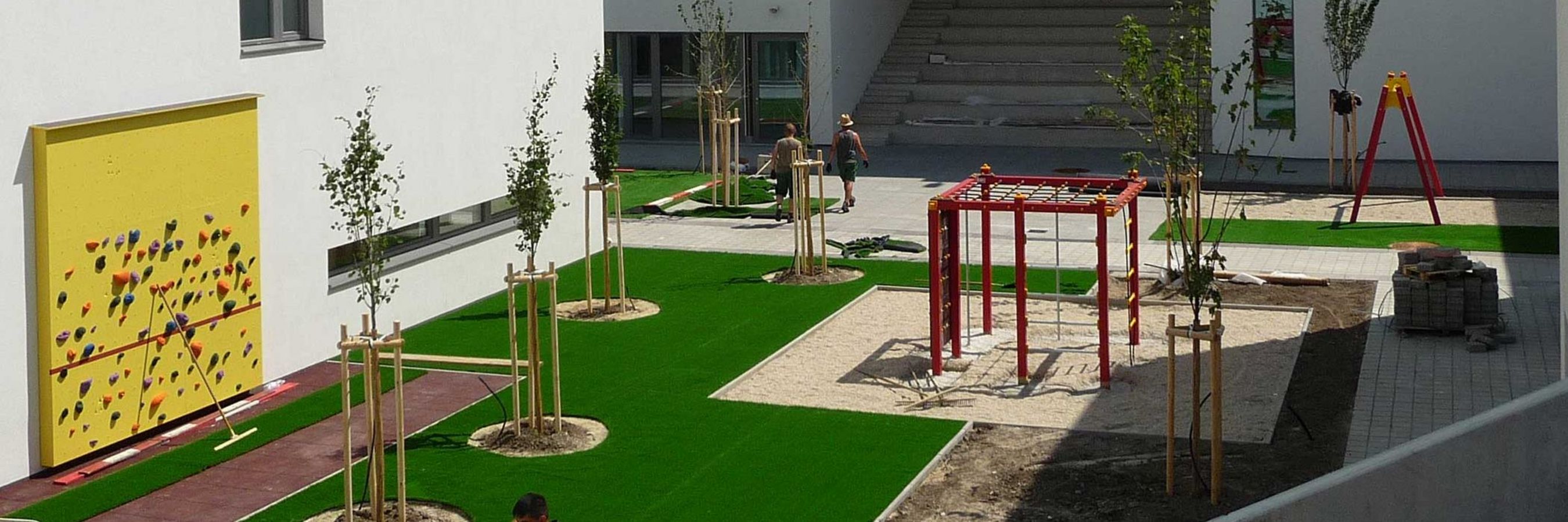 Platz mit Spielgeräten und Kunstrasen