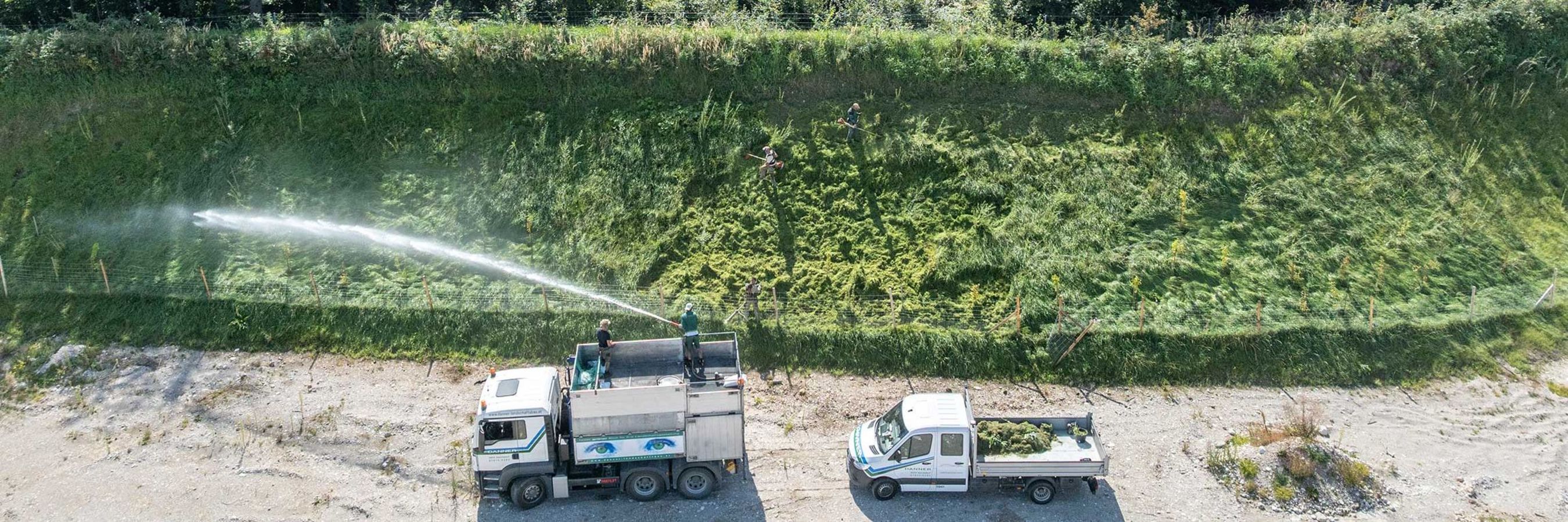 Bewässerung einer Böschung nach Rekultivierung. 2 Fahrzeuge von Danner im Einsatz