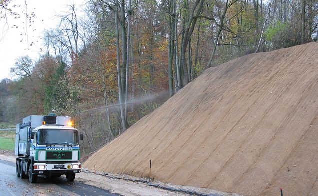 Slide Danner Landschaftsbau, Gartenbau, Maccaferri, Dekorrasen, Hochlagen, Kokosgewebe, Bepflanzung, 3 D Krismer Gitter, Gitter, Fertigrasen, Weidenverbau und Renaturierung, Aufspritzbegrünung