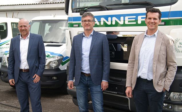 Slide Gruppenfoto der Verantwortlichen am Übernahnetag